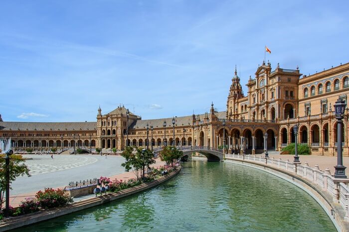 Lý do nên đi tour Tây Ban Nha hấp dẫn du khách với điểm đến là quảng trường Sevilla