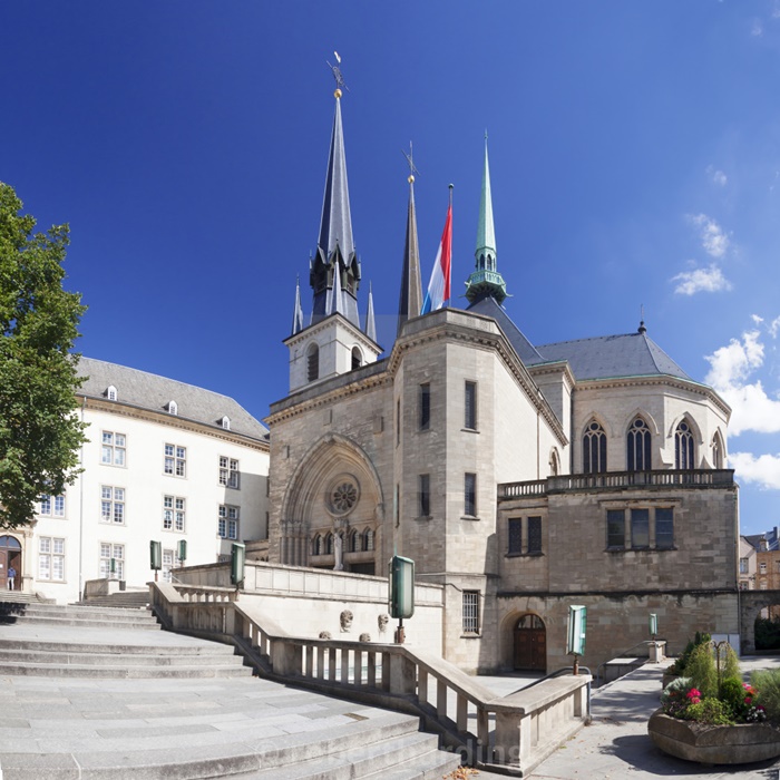 Những điều cần biết khi đi tour Luxembourg: Nhà thờ công giáo Notre Dame Cathedral