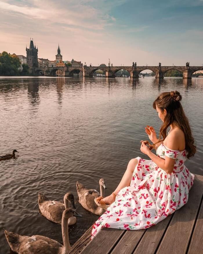 Điều nên biết khi đi tour Séc: check-in tại hồ