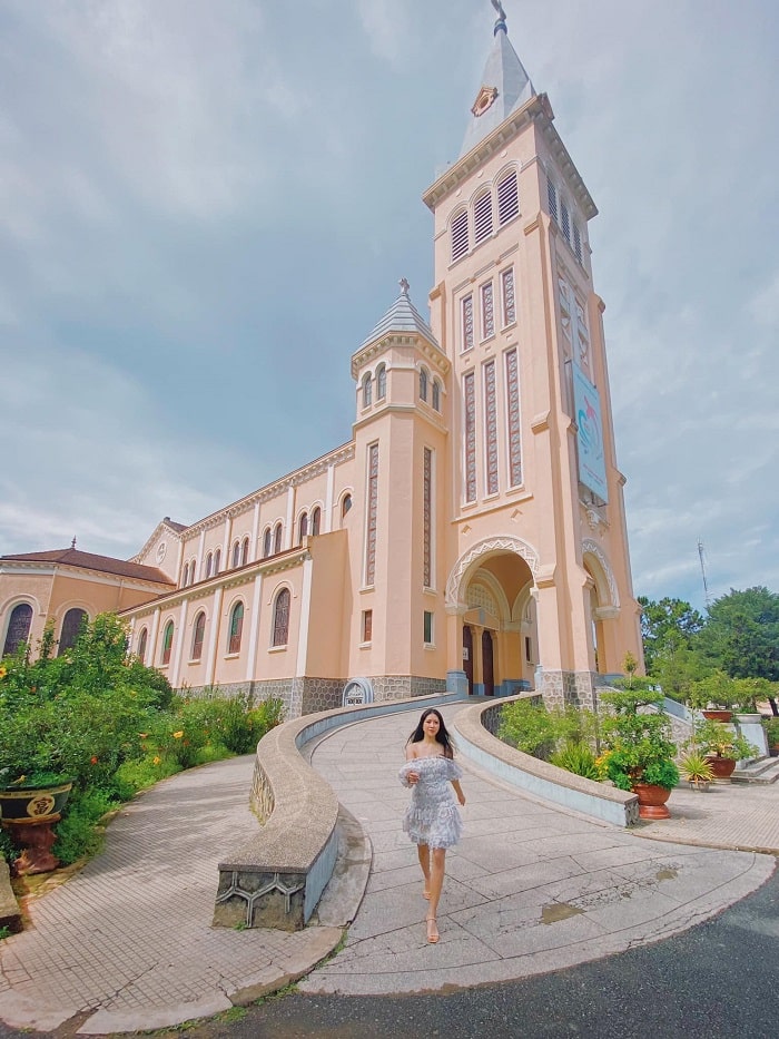 Nhà thờ Con Gà là điểm du lịch gần nhau ở Đà Lạt ở khu vực trung tâm thành phố