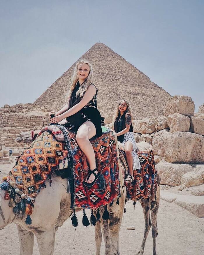 trải nghiệm trong tour Ai Cập với hoạt động cưỡi lạc đà cực thú vị