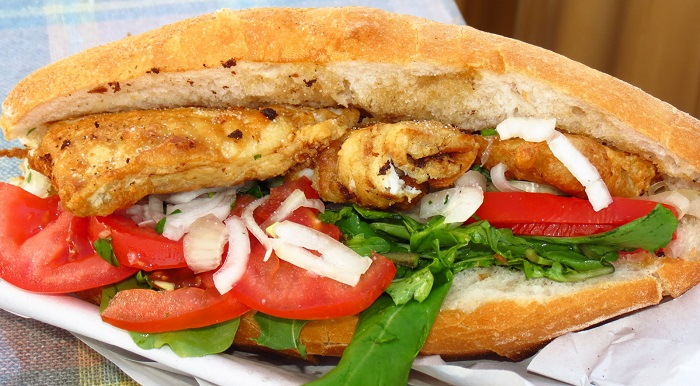 trải nghiệm khi đi tour Thổ Nhĩ Kỳ - ăn sandwich cá