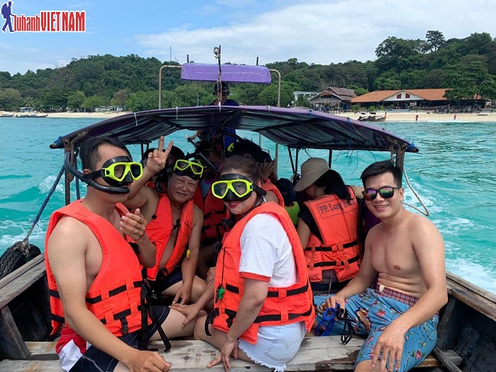Đoàn du khách dạo thuyền tham quan đảo Phuket
