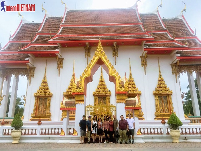 Đoàn du khách đến tham quan đền Chalong