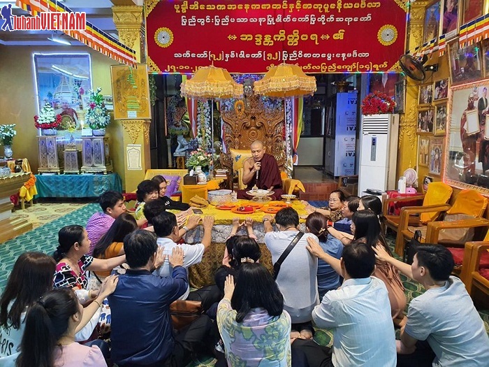 khach lam le thinh cau o myanmar