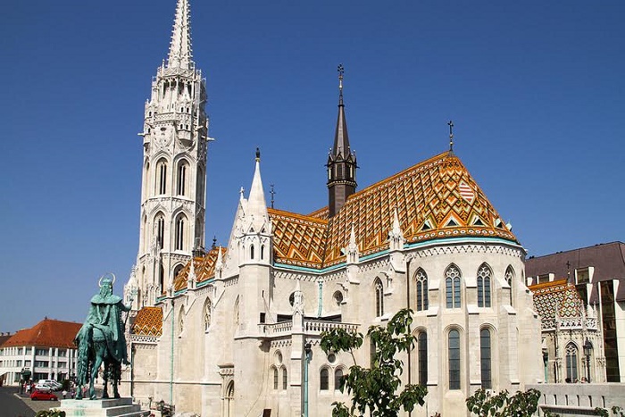 Nhà thờ Matthias đa sắc màu nằm trên Đồi Lâu đài ở Buda nằm ở phía tây Sông Danube