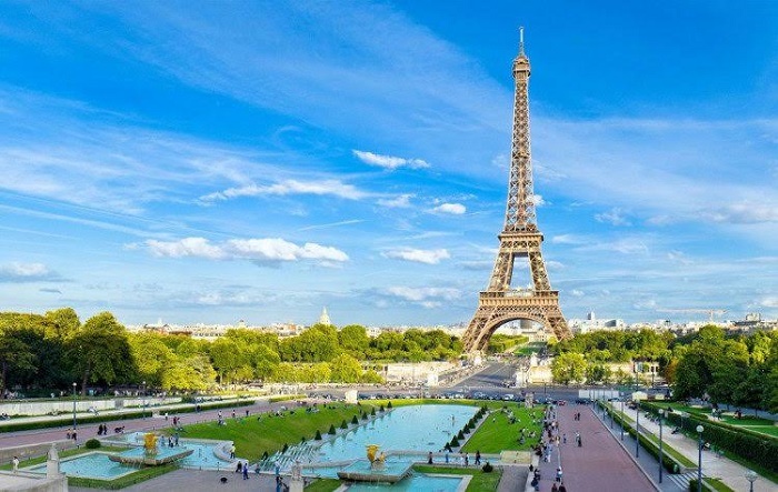 Tháp Eiffel - công trình nổi tiếng ở Pháp