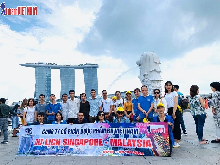 khach chup hinh tai cong vien su tu bien