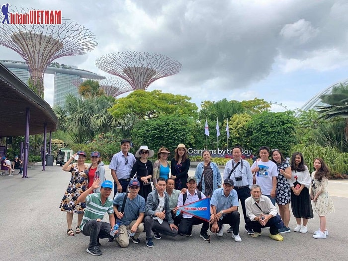 khach chup hinh tai garden by the bay