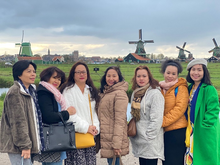 Khách chụp ảnh lưu niệm ở Hà Lan xứ sở cối xay gió