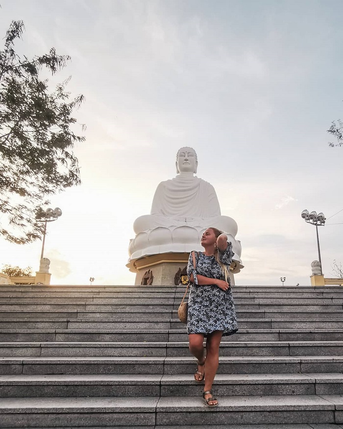 Viếng thăm chùa Long Sơn trong tuyến tour Nha Trang Đà Lạt 4N4Đ