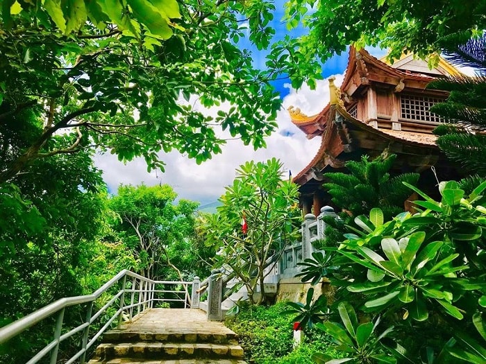 Viếng thăm chùa Núi Một trong tour Côn Đảo 3N2Đ từ Đà Nẵng