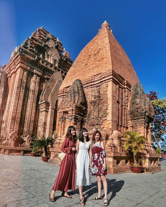 Tháp Bà Ponagar đặc trưng văn hóa tôn giáo cổ ở Nha Trang