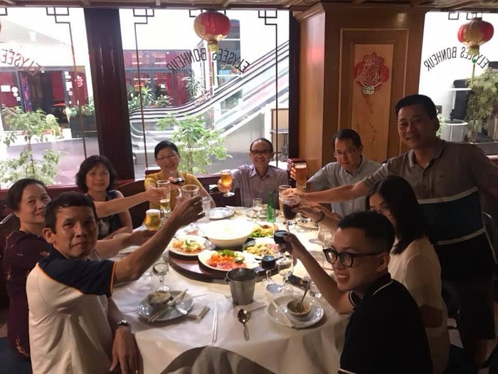 Khách đoàn thưởng thức ẩm thực trong tour châu Âu