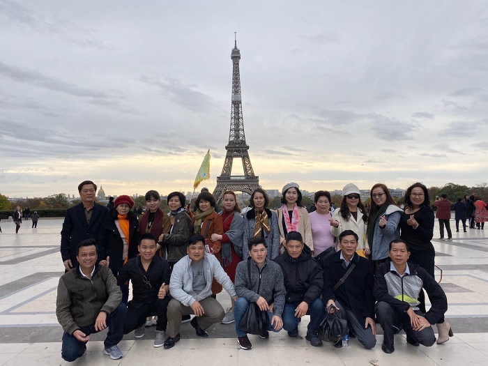 Khách chụp ảnh lưu niệm ở tháp Eiffel