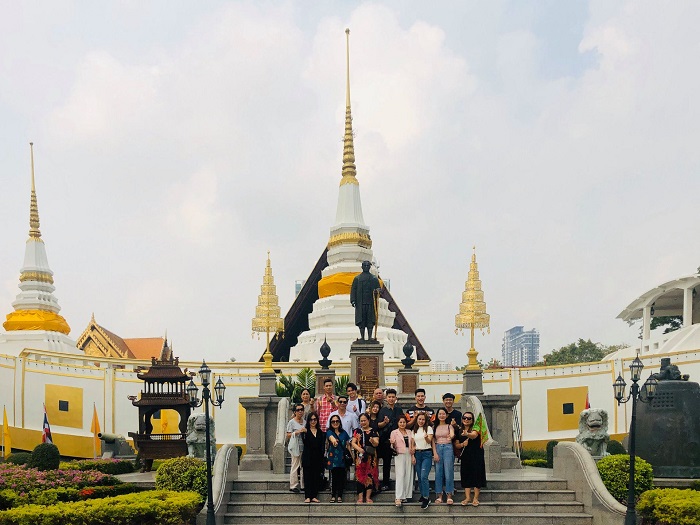 Khách chụp ảnh lưu niệm ở chùa Thuyền