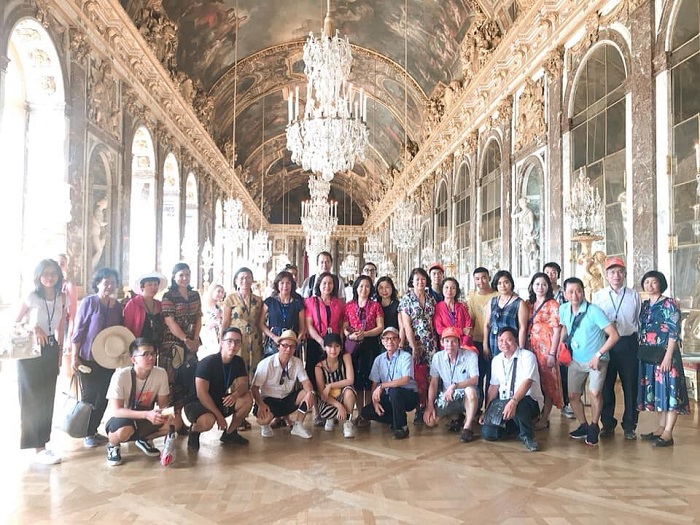 Khách chụp ảnh lưu niệm ở Cung điện Versailles