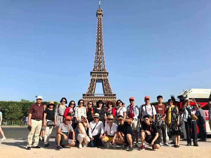 Đoàn khách check-in tháp Eiffel