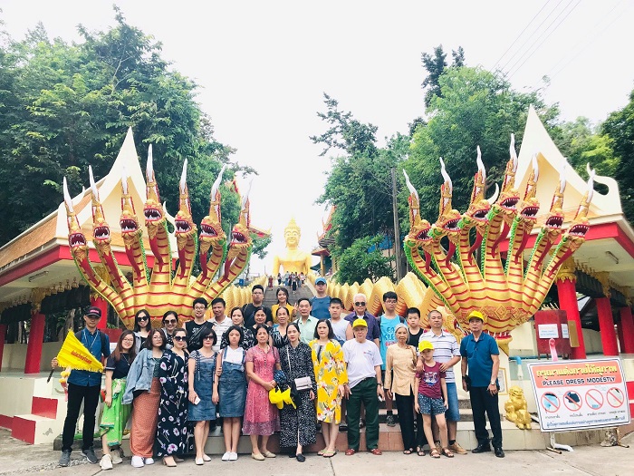 Khách chụp ảnh lưu niệm ở Wat phra yai