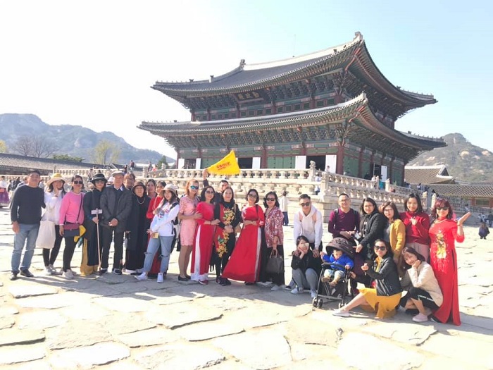 Khách chụp ảnh lưu niệm ở cung điện Kyeongbok (Cảnh Phúc Cung)