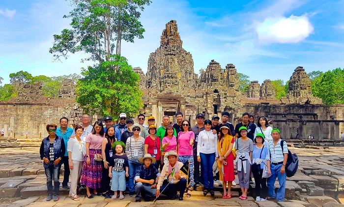 Khách chụp ảnh lưu niệm ở đền Angkor Wat