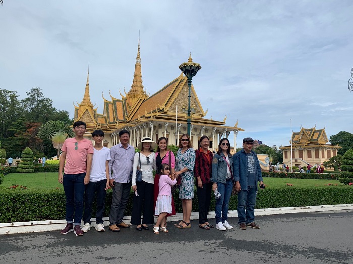 Khách chụp ảnh lưu niệm ở Hoàng Cung Campuchia