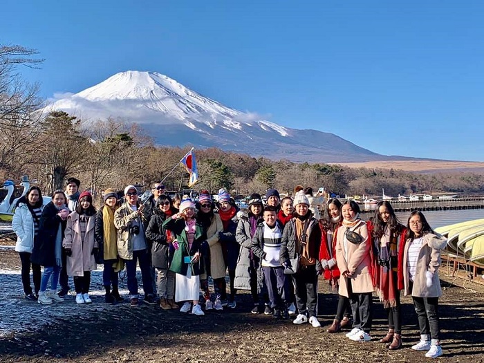 Du khách thăm quan Núi Phú Sĩ