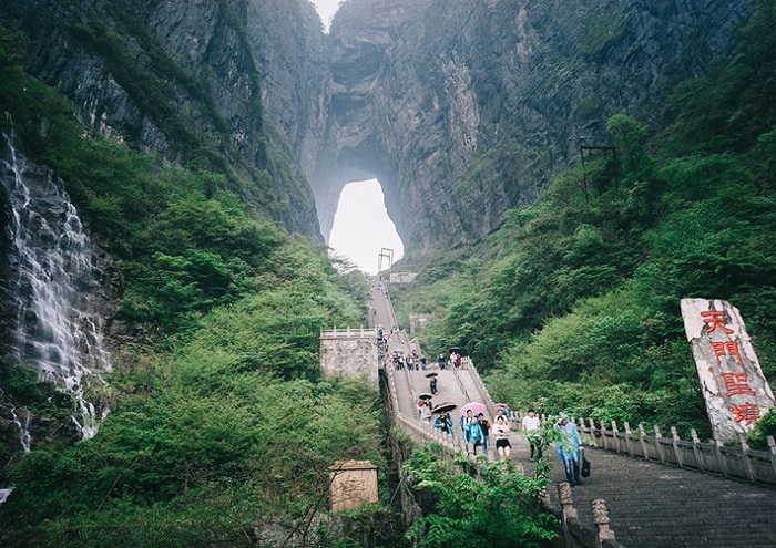 Du lịch Trung Quốc: 999 bậc thang dẫn lên Thiên Môn Động (Cổng Trời)