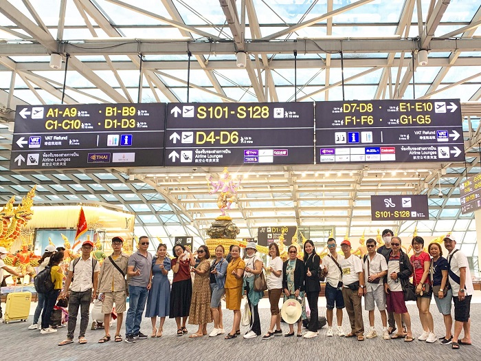 Khách chụp ảnh lưu niệm ở sân bay Thái Lan