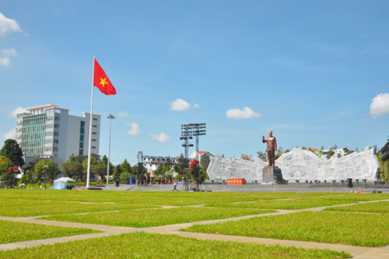 Tượng đài Bác - Điện Biên