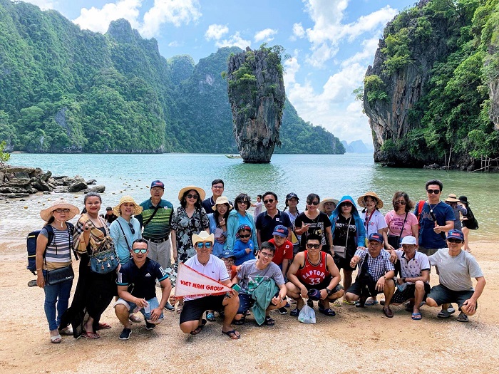 Khách chụp ảnh lưu niệm ở Koh Phi Phi