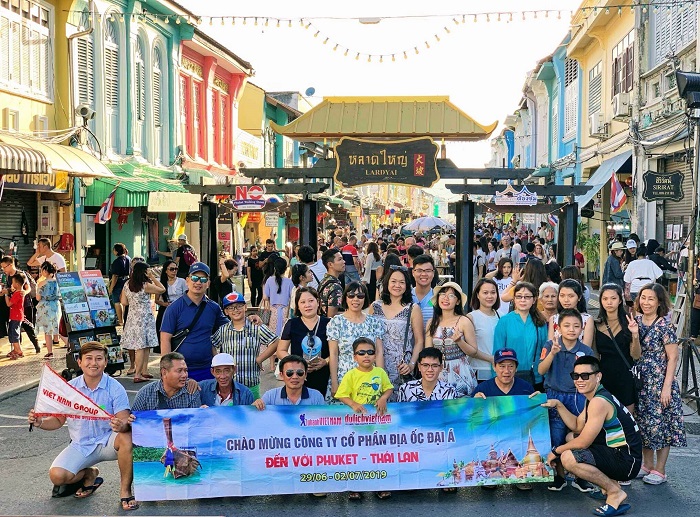 Khách chụp hình ở phố cổ Phuket