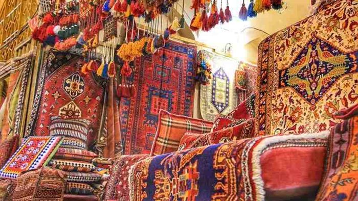 Hoa văn thảm Ba Tư độc đáo, bắt mắt rất thích hợp để mua làm quà tặng