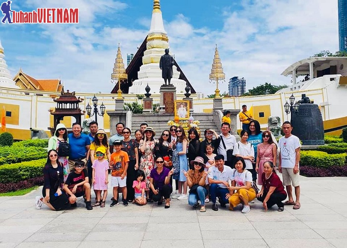Đoàn du khách đến viếng chùa thuyền Wat Yanawa