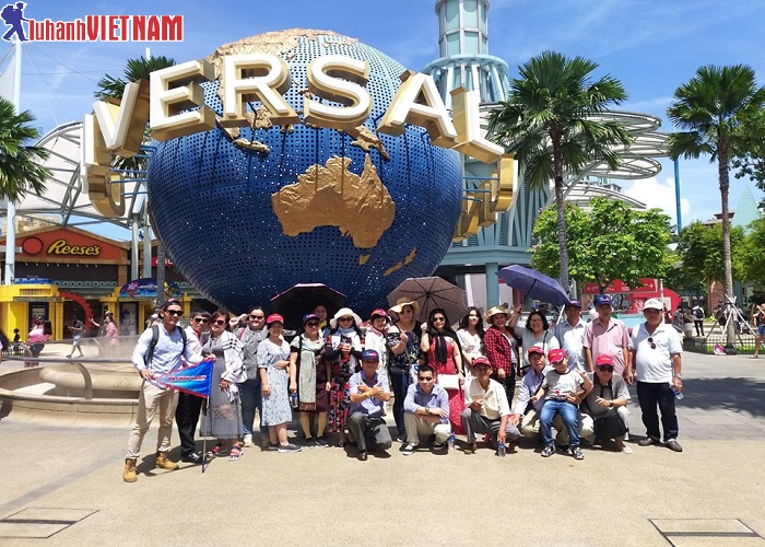 Đoàn du khách đến tham quan những địa điểm xinh đẹp Singapore 