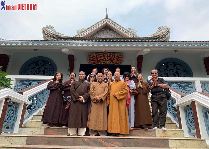 Du khách Lữ Hành Việt đến tham quan và lưu lại kỷ niệm trong hành trình tour