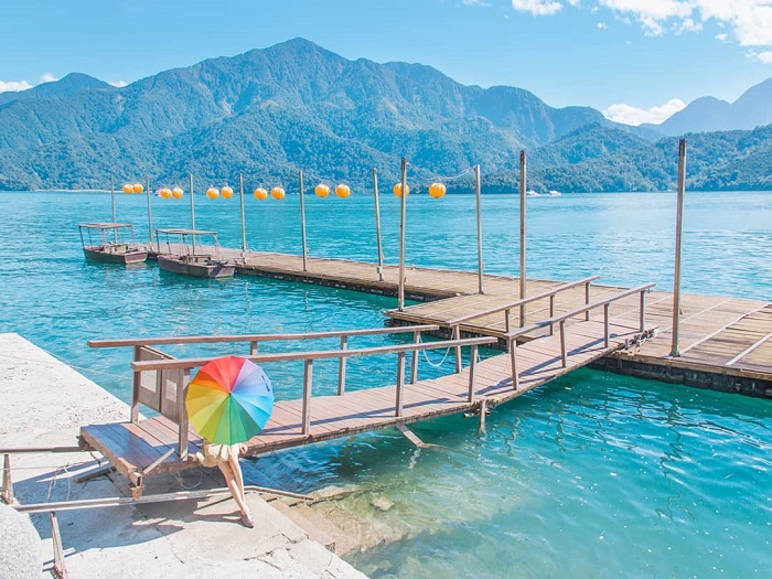 ho-nhat-nguyet-nuoc-mau-xanh-ngoc