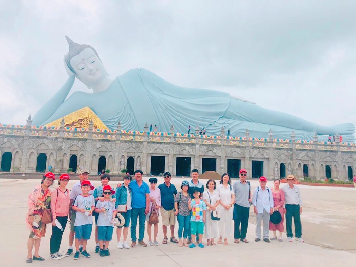 Khách chụp ảnh tại chùa Bôtum Vong Sa Som Rong