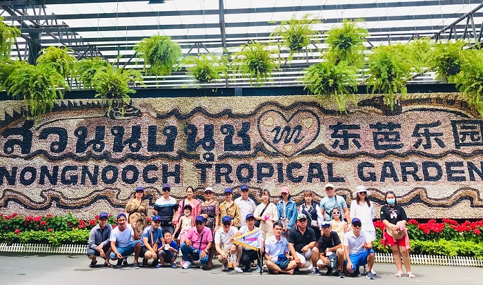 Khách chụp ảnh lưu niệm ở Công viên Khủng Long Nong Nooch