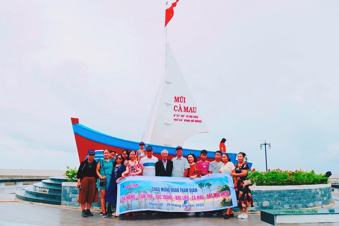 Khách chụp ảnh tại đất mũi Cà Màu