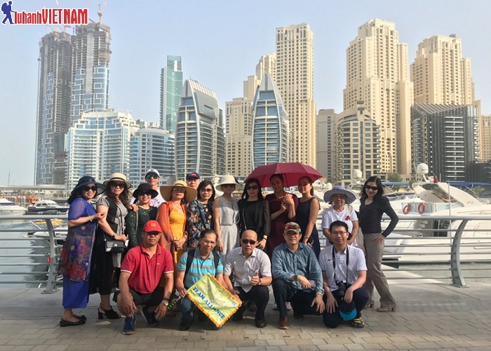 Du khách tham quan và chụp ảnh lưu lại kỷ niệm đẹp trong chuyến du lịch Dubai