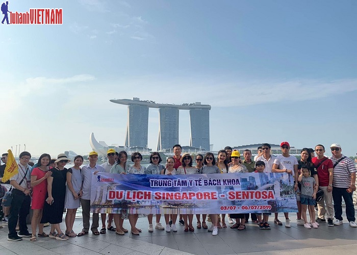 Đoàn du khách đến tham quan Công viên sư tử biển Merlion Park