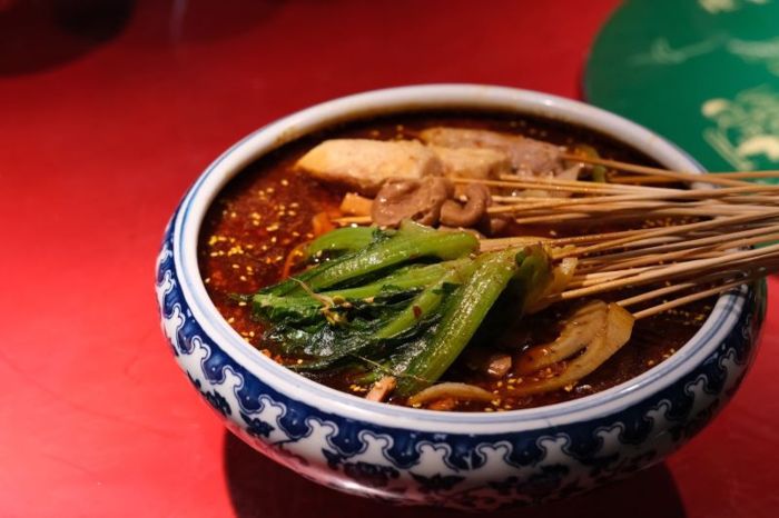 Nói đến đặc sản Trùng Khánh thì không thể bỏ qua lẩu xien Chuan Chuan