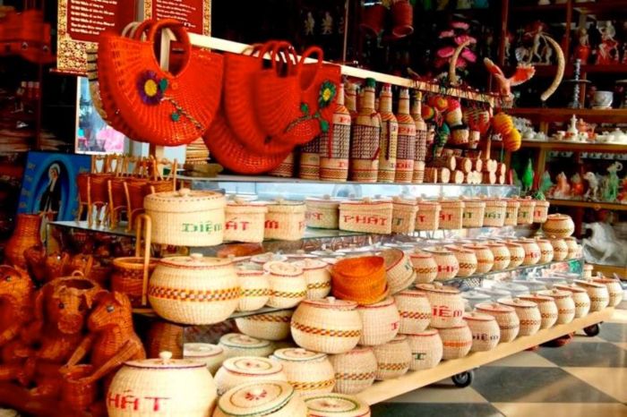 Không ít món đồ thủ công tinh xảo để bạn chọn làm quà sau Singapore 