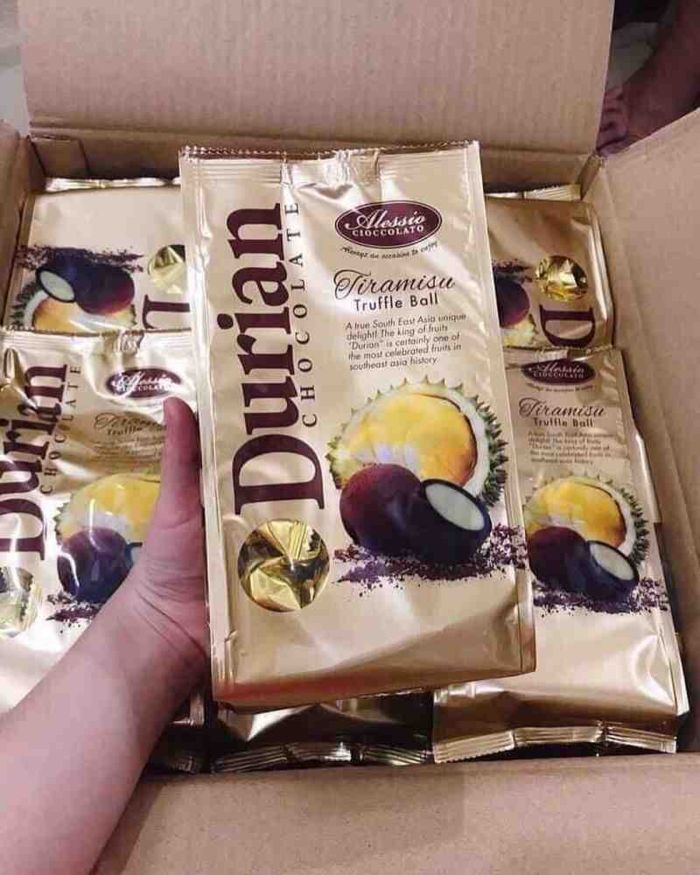 Nếu chưa biết mua gì về làm quà từ Malaysia thì bạn có thể chọn socola sầu riêng