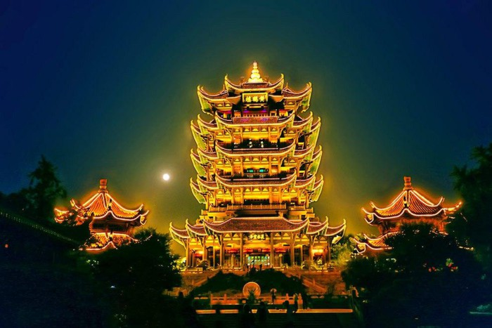 Tháp Cầu Vàng lung linh trong ánh đèn