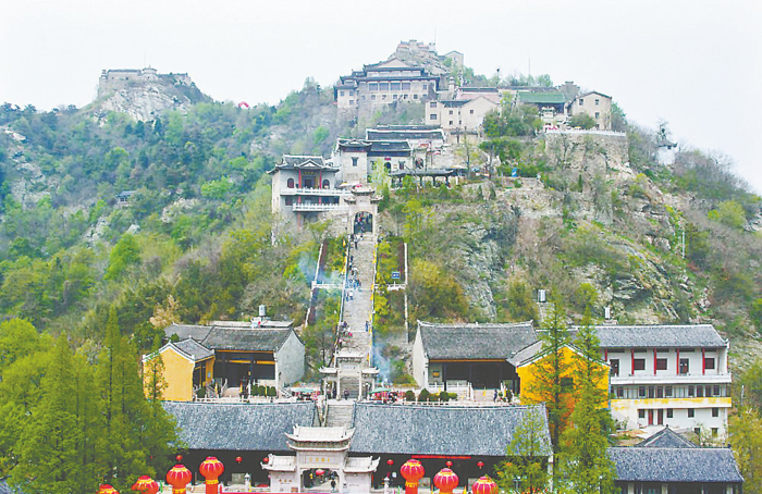 Núi Mộc Lan nên thơ hùng vĩ 