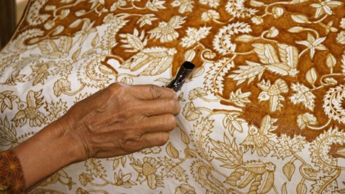 Kỹ thuật chế tác tranh Batik sử dụng sáp ong để vẽ lên vải