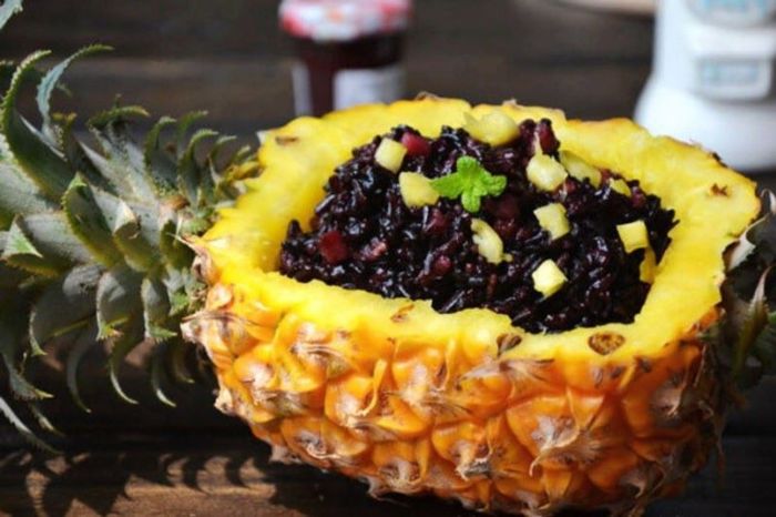 Đừng quên thưởng thức cơm dứa khi đến Côn Minh du lịch