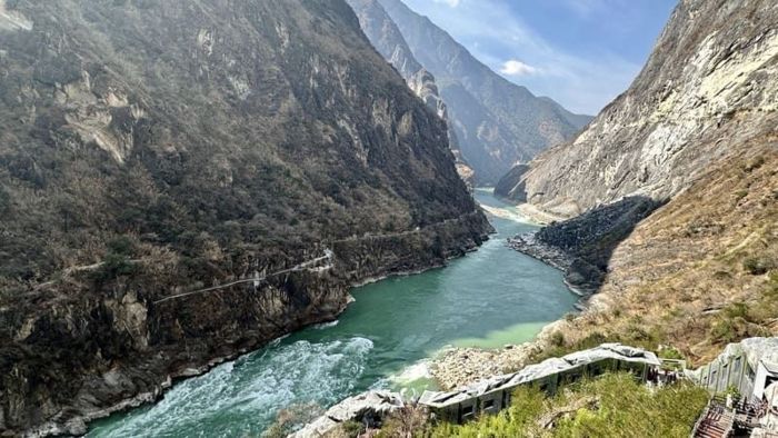 Hẻm núi Hổ Nhảy nổi tiếng ở Lệ Giang